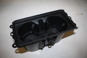 Gebruikte Bekerhouder Audi Q3 (F3B) 2.0 35 TDI 16V Prijs € 25,00 Margeregeling aangeboden door Donkers VAG Parts