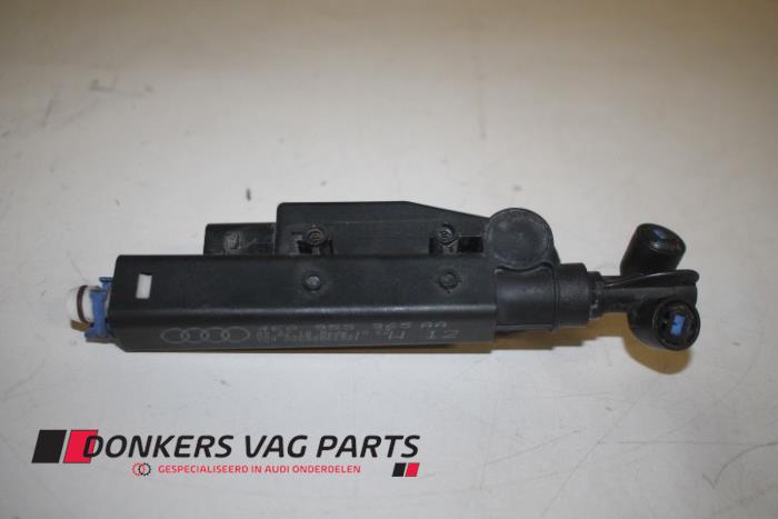 Gebruikte Koplamp Sproeier Audi A8 (D3) 3.0 TDI V6 24V Quattro Prijs € 25,00 Margeregeling aangeboden door Donkers VAG Parts