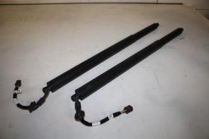 Gebruikte Sluithulpmotor achterklep Audi E-Tron Prijs € 600,04 Inclusief btw aangeboden door Donkers VAG Parts