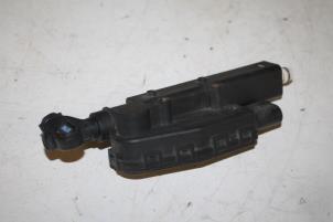 Gebruikte Koplamp Sproeier Audi A8 Prijs € 35,00 Margeregeling aangeboden door Donkers VAG Parts