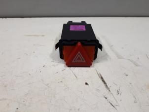 Gebruikte Schakelaar Paniekverlichting Audi A8 (D2) Prijs € 15,00 Margeregeling aangeboden door Donkers VAG Parts