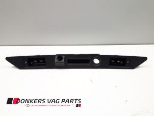 Gebruikte Handgreep Achterklep Audi A8 (D4) 4.2 TDI V8 32V Quattro Prijs € 35,00 Margeregeling aangeboden door Donkers VAG Parts