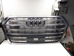Gebruikte Grille Audi Q5 (FYB/FYG) Prijs € 250,00 Margeregeling aangeboden door Autoparts Veghel