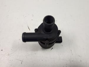 Gebruikte Extra waterpomp Audi S4 Avant (B7) S4 4.2 V8 40V Prijs € 75,00 Margeregeling aangeboden door Donkers VAG Parts