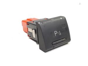 Gebruikte PDC Schakelaar Audi A6 Avant (C5) 2.5 TDI V6 24V Prijs € 8,00 Margeregeling aangeboden door Donkers VAG Parts