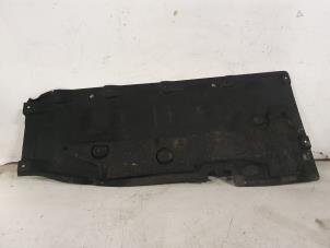 Gebruikte Beschermplaat bodem Audi S8 (D4) 4.0 V8 TFSI 32V Prijs € 60,00 Margeregeling aangeboden door Donkers VAG Parts