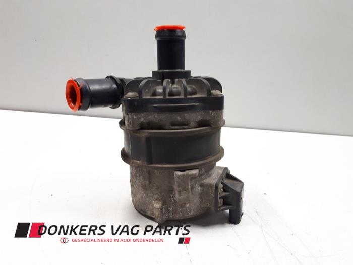 Gebruikte Waterpomp Audi S8 (D4) 4.0 V8 TFSI 32V Prijs € 100,00 Margeregeling aangeboden door Donkers VAG Parts