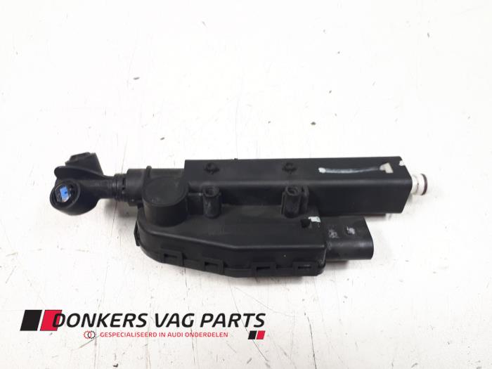 Gebruikte Koplamp Sproeier Audi A8 (D3) 3.0 TDI V6 24V Quattro Prijs € 25,00 Margeregeling aangeboden door Donkers VAG Parts