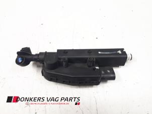 Gebruikte Koplamp Sproeier Audi A8 (D3) 3.0 TDI V6 24V Quattro Prijs € 35,00 Margeregeling aangeboden door Donkers VAG Parts