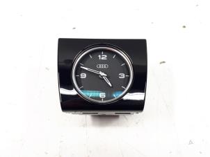 Gebruikte Uurwerk Audi A8 (D4) Prijs € 35,00 Margeregeling aangeboden door Donkers VAG Parts