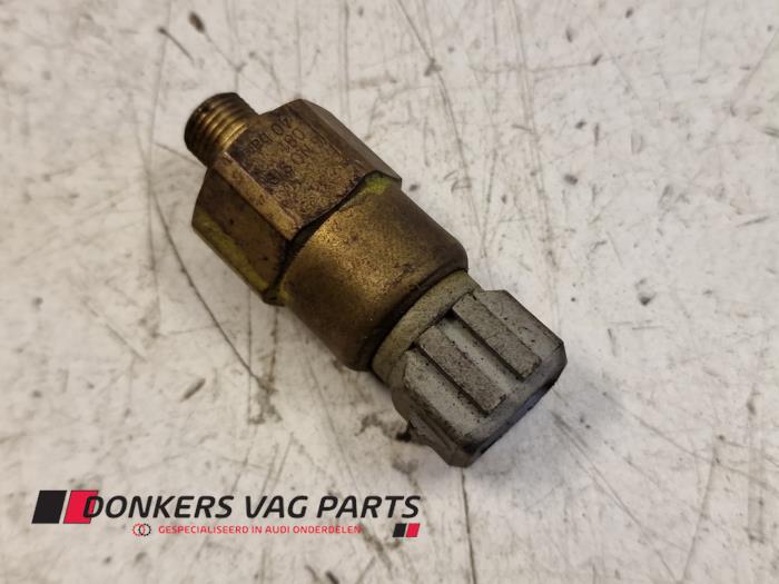 Gebruikte Schakelaar Oliedruk Volkswagen Polo III (6N1) 1.0i 50 Prijs € 10,00 Margeregeling aangeboden door Donkers VAG Parts