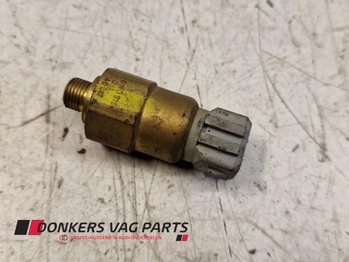 Gebruikte Schakelaar Oliedruk Volkswagen Polo III (6N1) 1.0i 50 Prijs € 10,00 Margeregeling aangeboden door Donkers VAG Parts