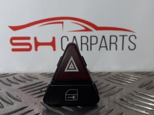 Gebruikte Alarmlicht Schakelaar Mercedes A (W168) 1.4 A-140 Prijs € 10,00 Margeregeling aangeboden door SH Carparts