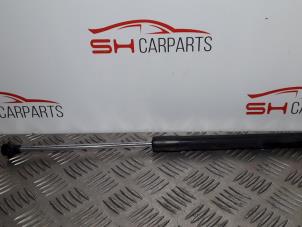 Gebruikte Gasveer rechts-achter Renault Clio III (BR/CR) 1.2 16V 75 Prijs € 16,00 Margeregeling aangeboden door SH Carparts