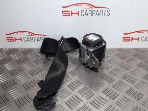 Gebruikte Veiligheidsgordel links-achter Opel Corsa D 1.2 16V Prijs € 10,00 Margeregeling aangeboden door SH Carparts