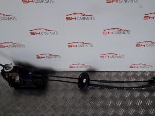 Gebruikte Schakelkabel Versnellingsbak Peugeot 208 I (CA/CC/CK/CL) 1.2 Vti 12V PureTech 82 Prijs € 56,00 Margeregeling aangeboden door SH Carparts