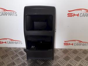 Gebruikte Asbak achter Mercedes A (W176) 1.5 A-160 CDI, A-160d 16V Prijs € 15,00 Margeregeling aangeboden door SH Carparts