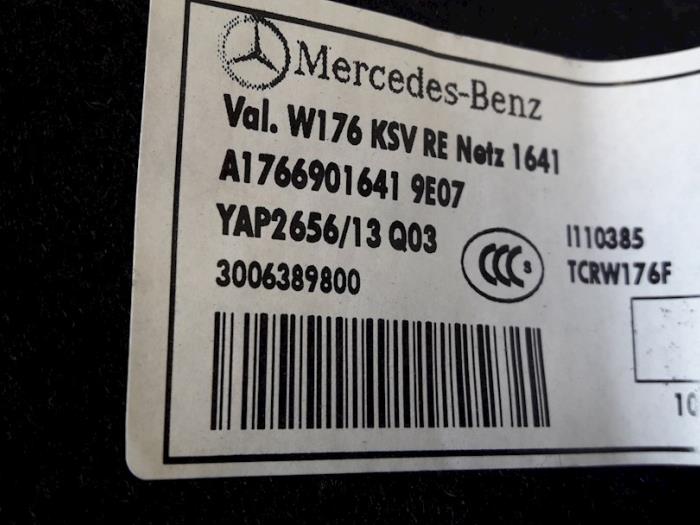 Kofferbakbekleding rechts van een Mercedes-Benz A (W176) 2.2 A-200 CDI, A-200d 16V 2016
