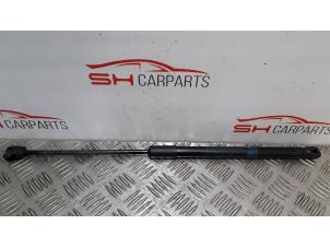 Gebruikte Kofferdekseldemper rechts-achter Mercedes A (177.0) 1.3 A-200 Turbo 16V Prijs € 20,00 Margeregeling aangeboden door SH Carparts