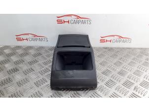 Gebruikte Asbak achter Mercedes A (W176) 1.6 A-180 16V Prijs € 15,00 Margeregeling aangeboden door SH Carparts