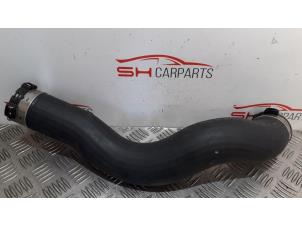 Gebruikte Intercooler Slang Mercedes A (W176) 1.5 A-180 CDI, A-180d 16V Prijs € 25,00 Margeregeling aangeboden door SH Carparts