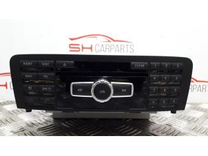 Gebruikte Radio CD Speler Mercedes CLA (117.3) 1.6 CLA-180 16V Prijs € 50,00 Margeregeling aangeboden door SH Carparts