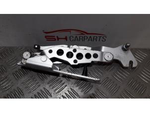 Gebruikte Achterklep Scharnier Mercedes CLK (R209) 1.8 200 K 16V Prijs € 25,00 Margeregeling aangeboden door SH Carparts