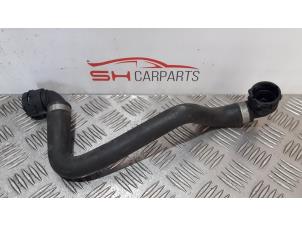Gebruikte Radiateurslang Mercedes C (C205) C-200 2.0 16V Prijs € 20,00 Margeregeling aangeboden door SH Carparts