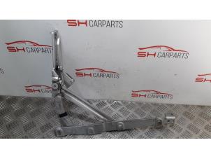 Gebruikte Achterklep Scharnier Mercedes CL (215) 5.0 CL-500 V8 24V Prijs € 20,00 Margeregeling aangeboden door SH Carparts