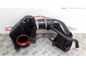 Gebruikte Luchtfilterhuis Mercedes C (W203) 2.0 C-200K 16V Prijs € 25,00 Margeregeling aangeboden door SH Carparts