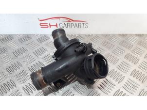 Gebruikte Thermostaathuis Mercedes C (W204) 2.2 C-220 CDI 16V BlueEFFICIENCY Prijs € 30,00 Margeregeling aangeboden door SH Carparts