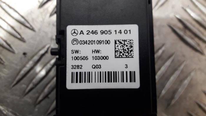 Stoelverwarmings Schakelaar van een Mercedes-Benz CLA (117.3) 1.6 CLA-180 16V 2013
