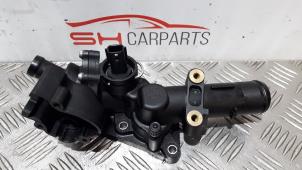 Gebruikte Thermostaathuis Mercedes A (W176) 1.5 A-180 CDI, A-180d 16V Prijs € 45,00 Margeregeling aangeboden door SH Carparts