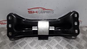 Gebruikte Versnellingsbak Steun Mercedes C (W205) C-200 2.0 CGI 16V Prijs € 80,00 Margeregeling aangeboden door SH Carparts