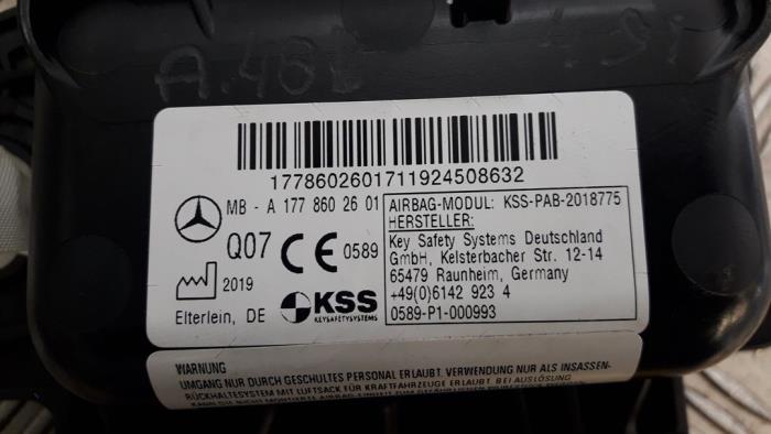 Airbag rechts (Dashboard) van een Mercedes-Benz A (177.0) 1.5 A-180d 2019