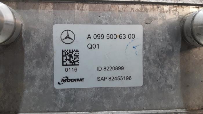 Oliekoeler van een Mercedes-Benz E (W213) E-200d 2.0 Turbo 16V 2018