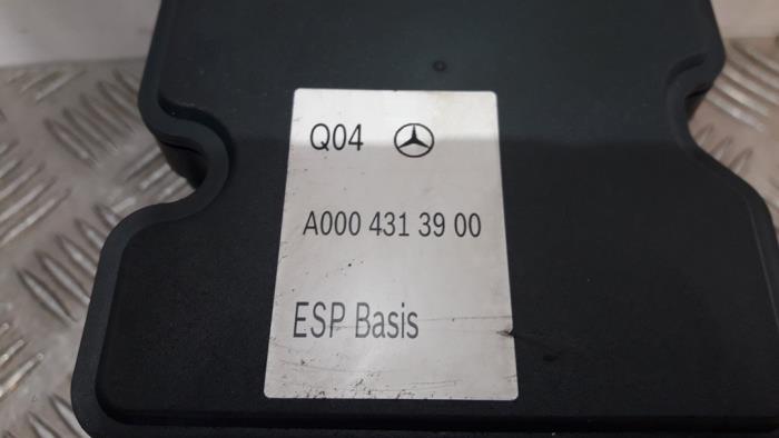 ABS Pomp van een Mercedes-Benz GLA (156.9) 1.6 180 16V 2019
