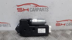 Gebruikte Schuifdak Motor Mercedes A (W176) 1.6 A-200 16V Prijs € 50,00 Margeregeling aangeboden door SH Carparts