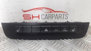 Gebruikte Schakelaar Stoelverwarming Mercedes B (W246) 1.6 B-180 BlueEFFICIENCY Turbo 16V Prijs € 40,00 Margeregeling aangeboden door SH Carparts