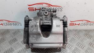 Gebruikte Remklauw (Tang) links-voor Mercedes CLA (118.3) 1.3 CLA-180 Turbo 16V Prijs op aanvraag aangeboden door SH Carparts