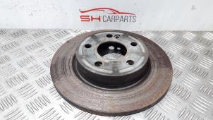 Gebruikte Remschijf achter Mercedes CLA (118.3) 1.3 CLA-180 Turbo 16V Prijs € 35,00 Margeregeling aangeboden door SH Carparts