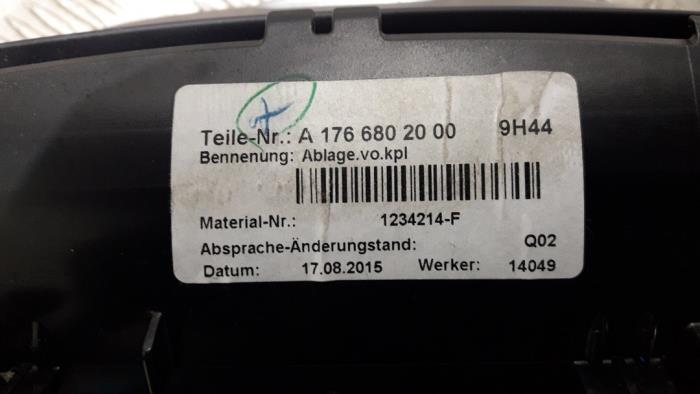 Asbak voor van een Mercedes-Benz A (W176) 2.2 A-200 CDI, A-200d 16V 2015