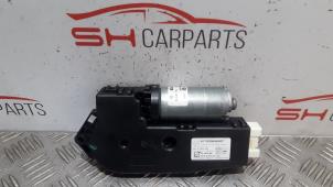 Gebruikte Schuifdak Motor Mercedes A (W176) 2.2 A-200 CDI, A-200d 16V Prijs € 90,00 Margeregeling aangeboden door SH Carparts