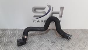 Gebruikte Koelwaterslang Mercedes A (177.0) 1.3 A-200 Turbo 16V Prijs € 20,00 Margeregeling aangeboden door SH Carparts