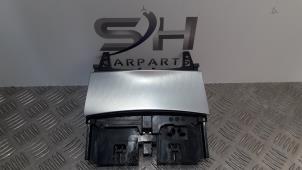 Gebruikte Opbergvak Mercedes E (C207) E-200 CGI 16V BlueEfficiency Prijs € 35,00 Margeregeling aangeboden door SH Carparts