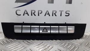 Gebruikte Gevarenlicht Schakelaar Mercedes GLA (156.9) 1.6 180 16V Prijs € 30,00 Margeregeling aangeboden door SH Carparts