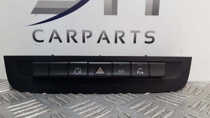 Paniekverlichtings Schakelaar van een Mercedes-Benz CLA (117.3) 2.2 CLA-220 CDI, 220 d 16V 2014