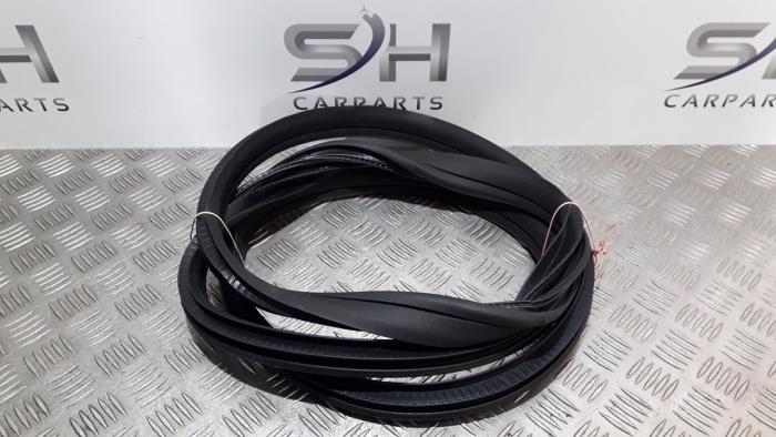 Portierrubber 4Deurs links-achter van een Mercedes-Benz CLA (117.3) 2.2 CLA-220 CDI, 220 d 16V 2014