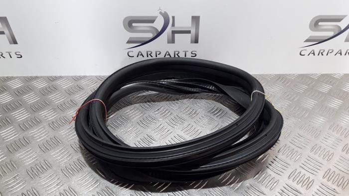 Portierrubber 4Deurs links-achter van een Mercedes-Benz CLA (117.3) 2.2 CLA-220 CDI, 220 d 16V 2014