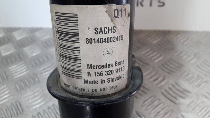 Schokdemperpoot links-voor van een Mercedes-Benz GLA (156.9) 1.6 180 16V 2018